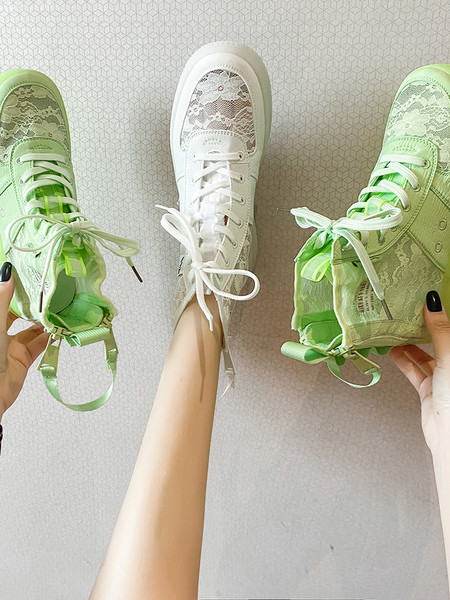 Modern női cipők új modellje csipkével és fűzővel