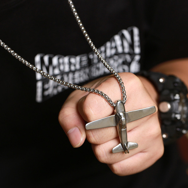 Modern férfi lánc fém díszítéssel