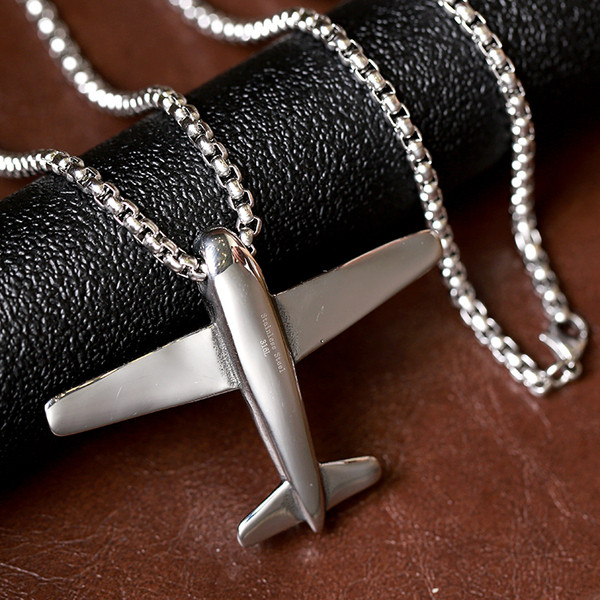 Modern férfi lánc fém díszítéssel