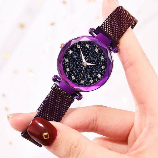 Modern női karóra fényes részecskékkel és fém szíjjal