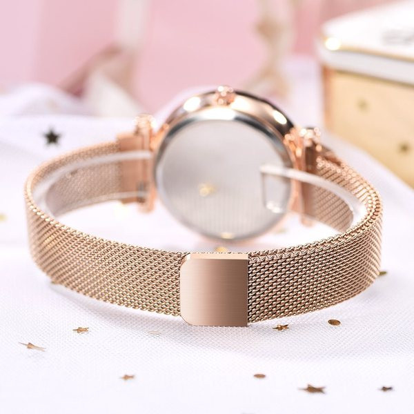 Modern női karóra fényes részecskékkel és fém szíjjal