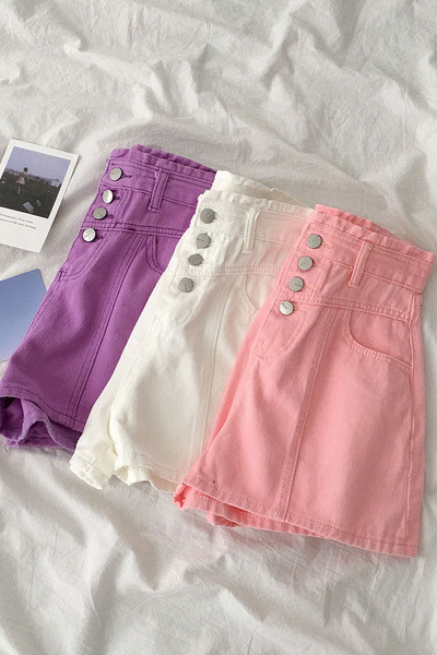 Rövid, széles női farmer, gombokkal és magas derékkal