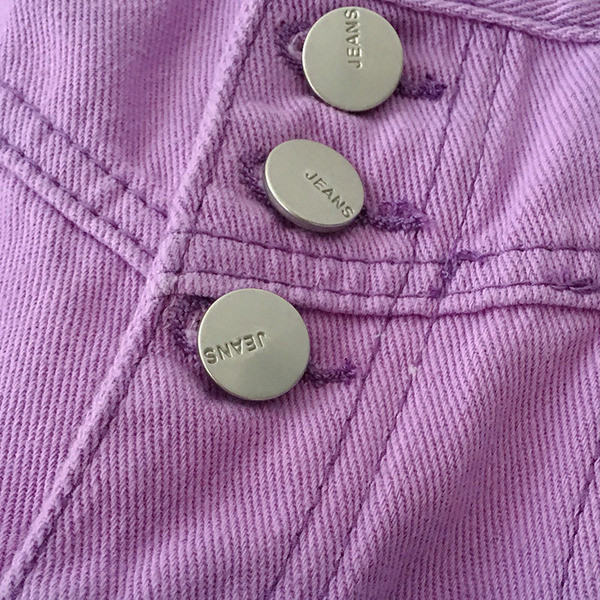 Rövid, széles női farmer, gombokkal és magas derékkal