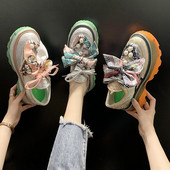 Μοντέρνα γυναικεία αθλητικά παπούτσια με ψηλή σόλα και χρωματιστή κορδέλα