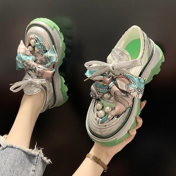 Μοντέρνα γυναικεία αθλητικά παπούτσια με ψηλή σόλα και χρωματιστή κορδέλα