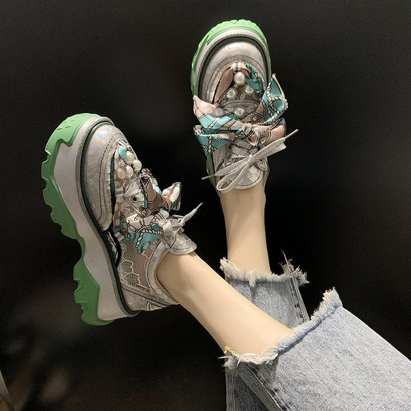 Μοντέρνα γυναικεία αθλητικά παπούτσια με ψηλή σόλα και χρωματιστή κορδέλα