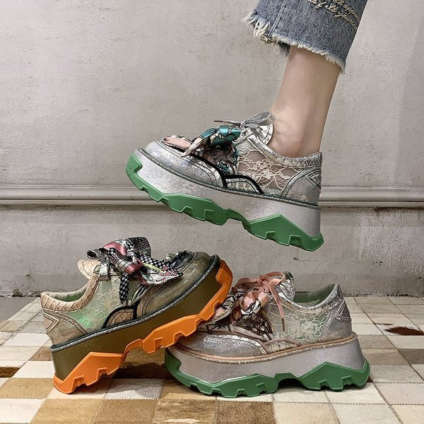 Μοντέρνα γυναικεία αθλητικά παπούτσια με ψηλή σόλα και χρωματιστή κορδέλα