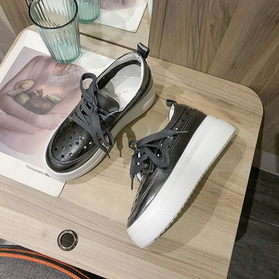 Αναπνεύσιμα γυναικεία αθλητικά παπούτσια από οικολογικό δέρμα με ψηλή σόλα και κορδόνια