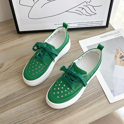 Αναπνεύσιμα γυναικεία αθλητικά παπούτσια από οικολογικό δέρμα με ψηλή σόλα και κορδόνια