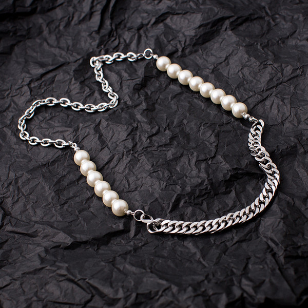 Napi férfi lánc díszítéssel