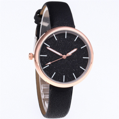 Modern női karóra bőr szíjjal és fényes részecskékkel