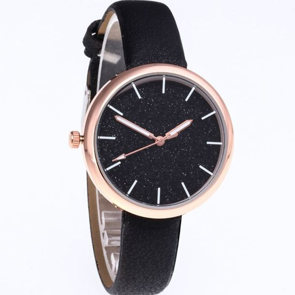 Modern női karóra bőr szíjjal és fényes részecskékkel