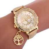 Moderns sieviešu pulkstenis ar ādas siksniņu un kulonu