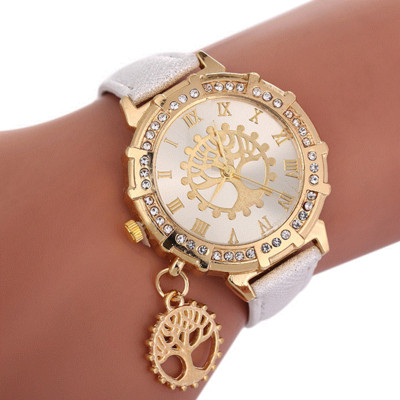 Moderns sieviešu pulkstenis ar ādas siksniņu un kulonu