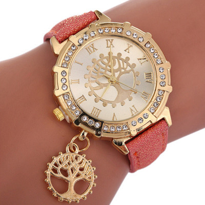 Moderns sieviešu pulkstenis ar ādas siksniņu un kulonu