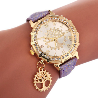 Moderns sieviešu pulkstenis ar ādas siksniņu un kulonu