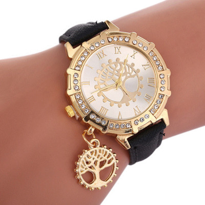 Moderns sieviešu pulkstenis ar ādas siksniņu un kulonu