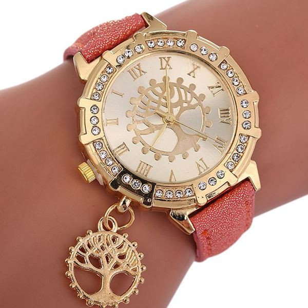 Moderns sieviešu pulkstenis ar ādas siksniņu un kulonu