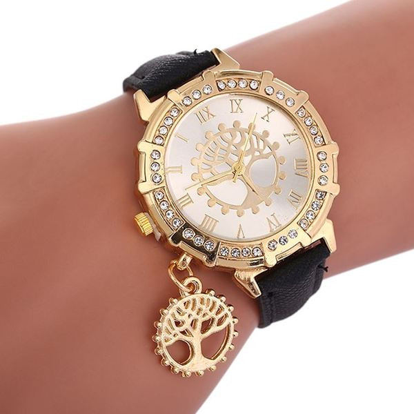 Moderns sieviešu pulkstenis ar ādas siksniņu un kulonu