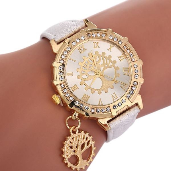 Moderns sieviešu pulkstenis ar ādas siksniņu un kulonu