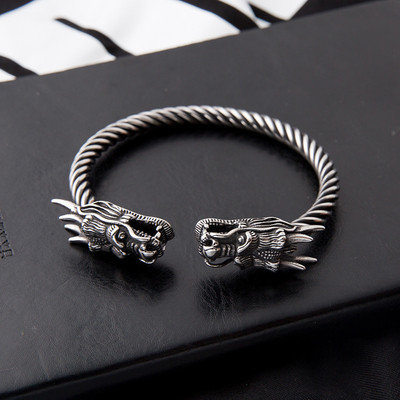 Férfi modern fém karkötő 3D elemmel