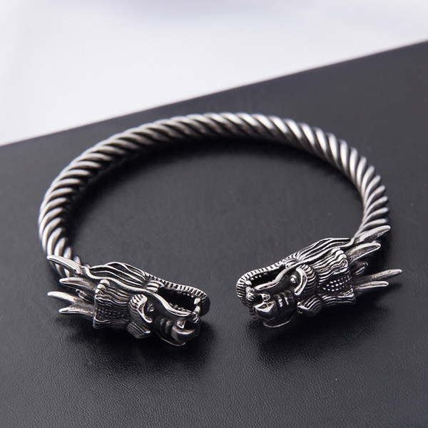 Férfi modern fém karkötő 3D elemmel