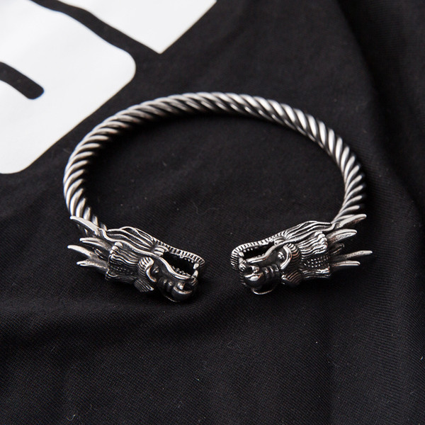 Férfi modern fém karkötő 3D elemmel