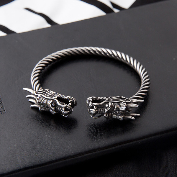 Férfi modern fém karkötő 3D elemmel