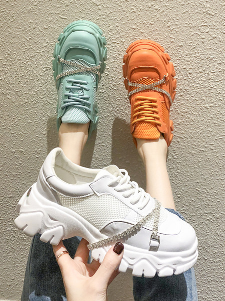 Μοντέρνα γυναικεία αθλητικά παπούτσια κατασκευασμένα από οικολογικό δέρμα με ψηλή σόλα και πέτρες