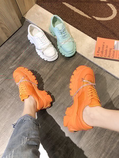 Μοντέρνα γυναικεία αθλητικά παπούτσια κατασκευασμένα από οικολογικό δέρμα με ψηλή σόλα και πέτρες