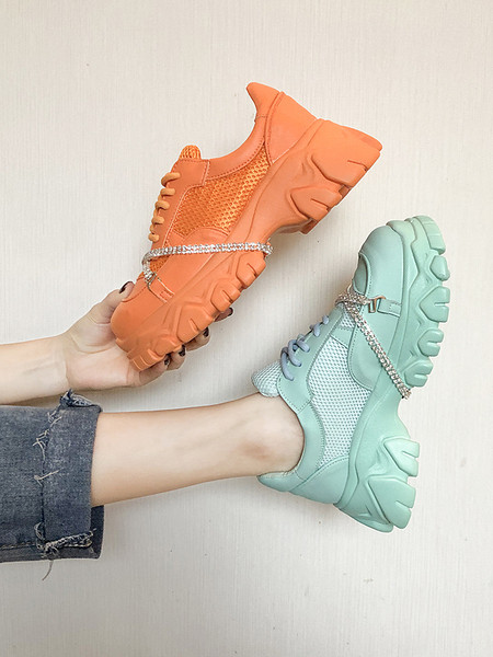 Μοντέρνα γυναικεία αθλητικά παπούτσια κατασκευασμένα από οικολογικό δέρμα με ψηλή σόλα και πέτρες