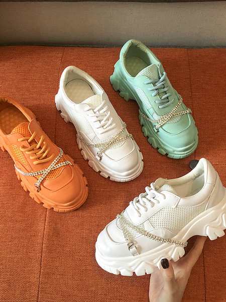 Μοντέρνα γυναικεία αθλητικά παπούτσια κατασκευασμένα από οικολογικό δέρμα με ψηλή σόλα και πέτρες