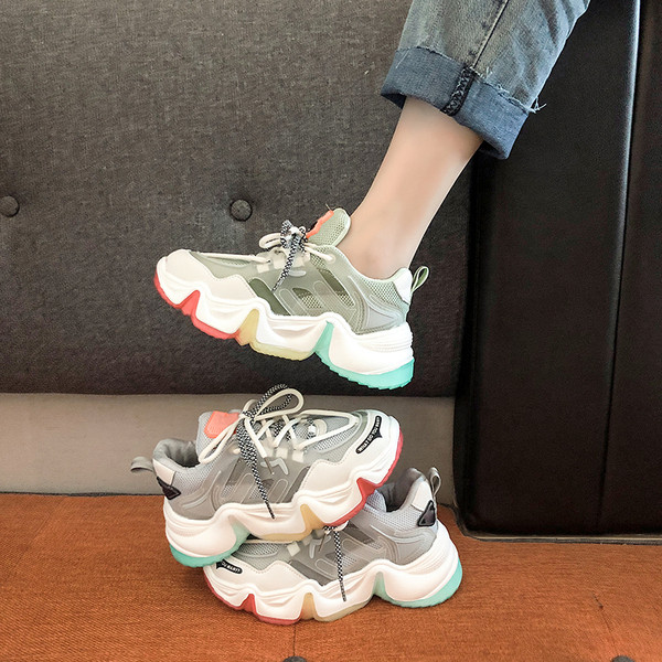 Naiste kõrge värvilise tallaga sporditossud