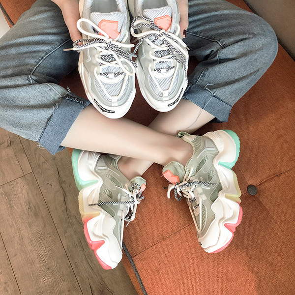 Naiste kõrge värvilise tallaga sporditossud