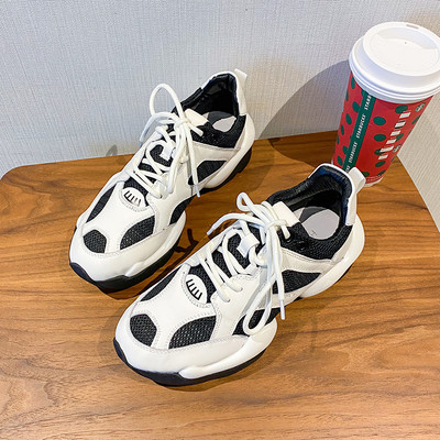 Női tornacipő durva talppal és fűzővel