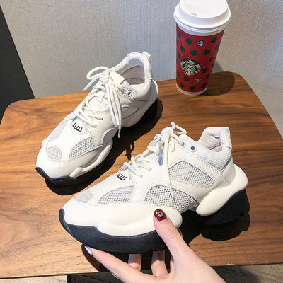 Női tornacipő durva talppal és fűzővel