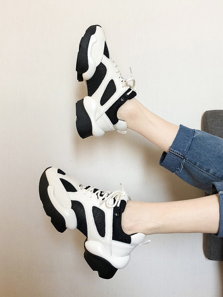 Női tornacipő durva talppal és fűzővel