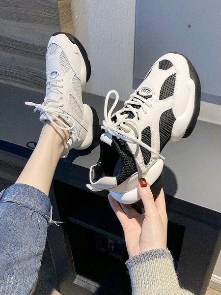 Női tornacipő durva talppal és fűzővel