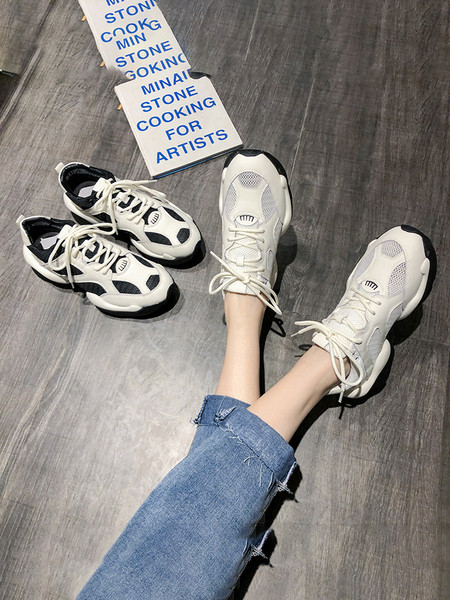 Női tornacipő durva talppal és fűzővel