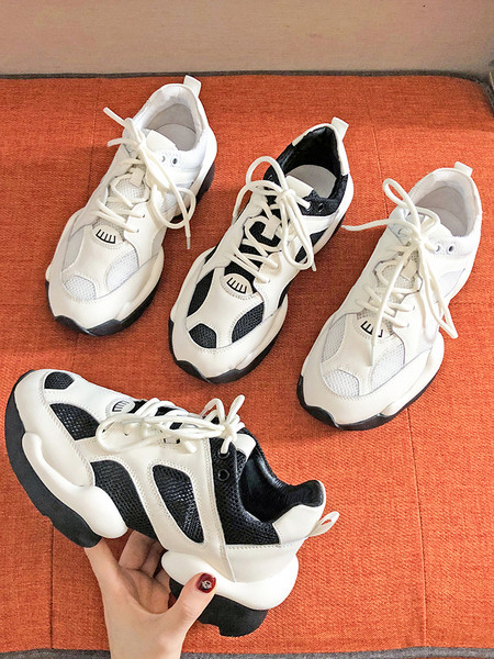 Női tornacipő durva talppal és fűzővel