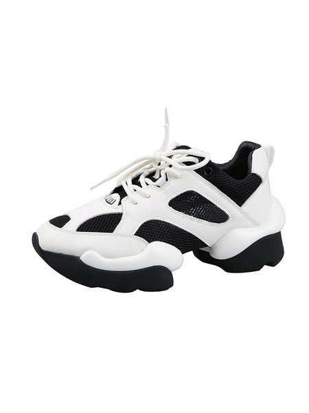 Női tornacipő durva talppal és fűzővel