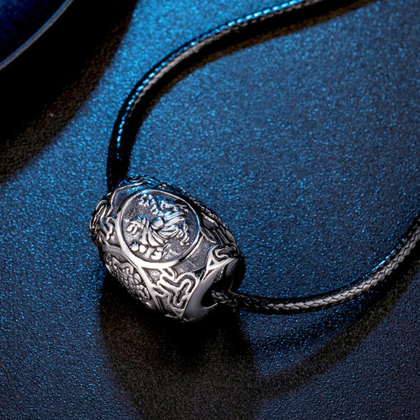 Napi vékony férfi lánc fém díszítéssel