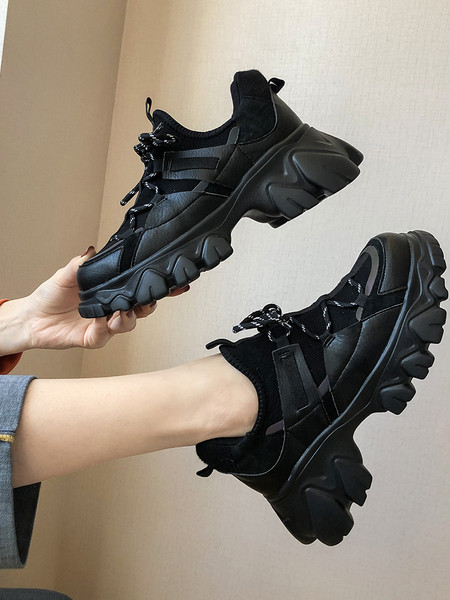 Μαύρα γυναικεία αθλητικά παπούτσια με τραχιά σόλα και κορδόνια