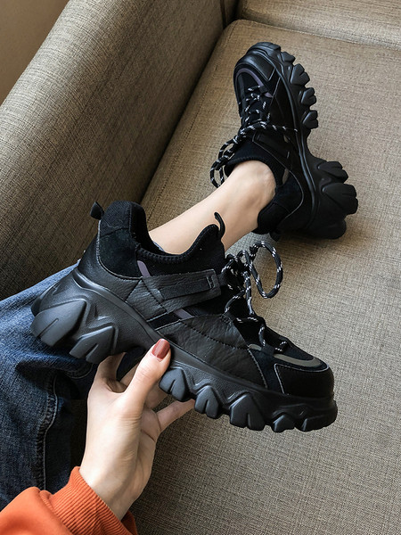 Μαύρα γυναικεία αθλητικά παπούτσια με τραχιά σόλα και κορδόνια