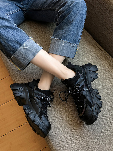 Μαύρα γυναικεία αθλητικά παπούτσια με τραχιά σόλα και κορδόνια