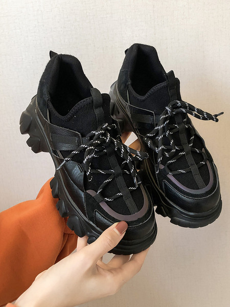 Μαύρα γυναικεία αθλητικά παπούτσια με τραχιά σόλα και κορδόνια