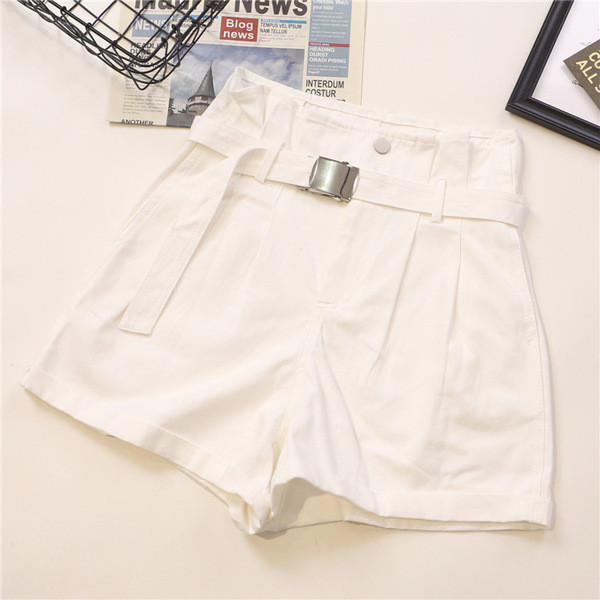 Női széles nadrág övvel és zsebekkel