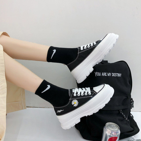 Casual γυναικεία πάνινα παπούτσια με ψηλή σόλα και κεντήματα