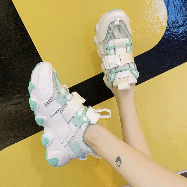 Kéttónusú női tornacipő durva talppal