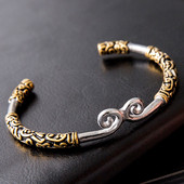 Elegantna muška metalna narukvica